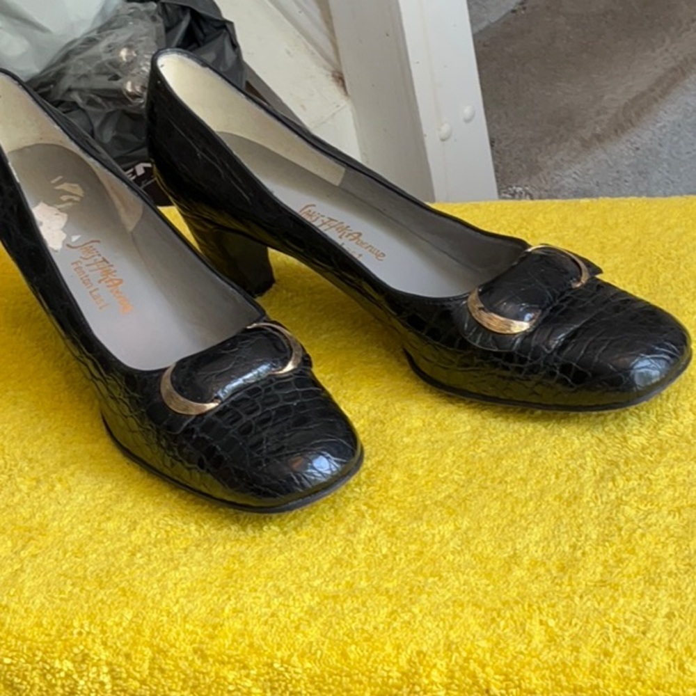 Vintage black pumps